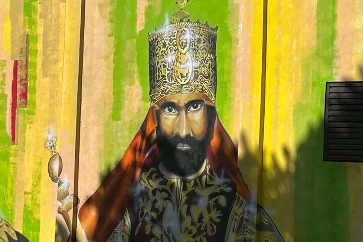 ένας πίνακας ενός βασιλιά με ένα στέμμα στο κεφάλι του