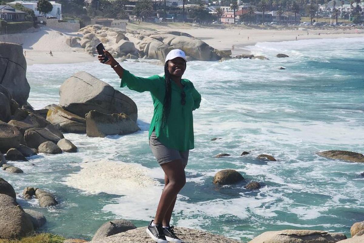 una donna in piedi su una roccia vicino all'oceano