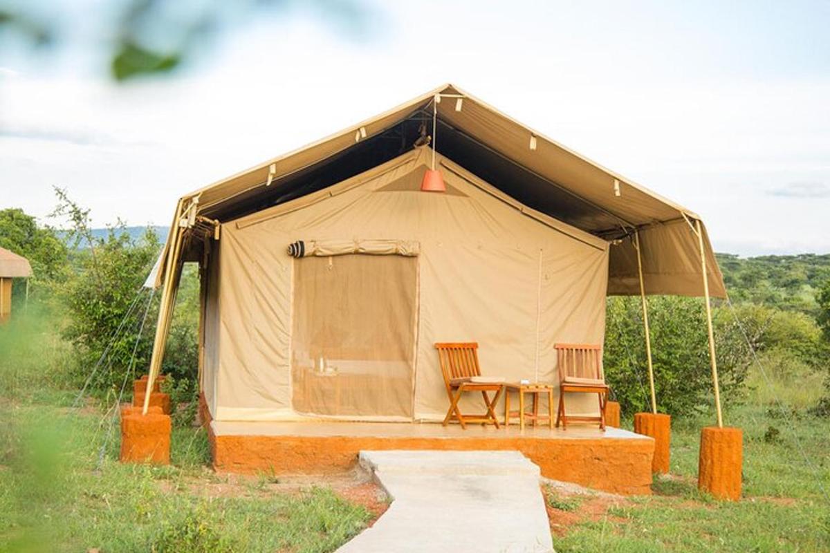 una tenda con due sedie e un tavolo al suo interno
