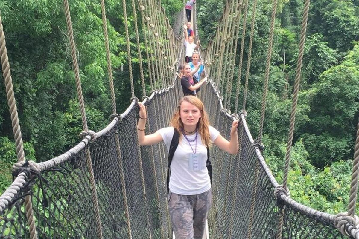 žena na visutém mostě v džungli
