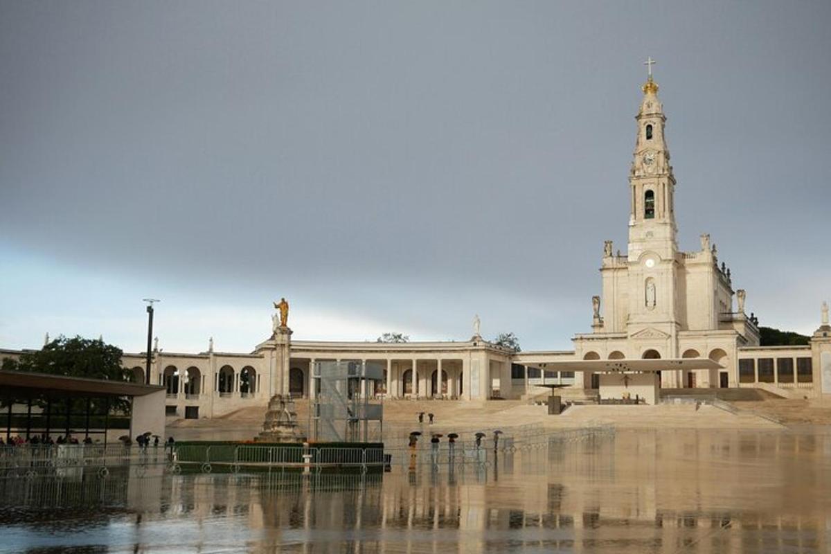 un grande edificio con una torre dell'orologio di fronte