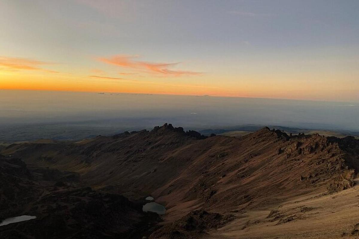 una vista dalla cima di una montagna al tramonto