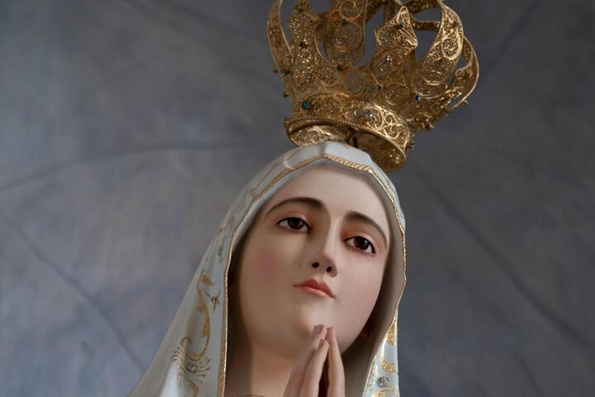 una statua di una donna con una corona in testa