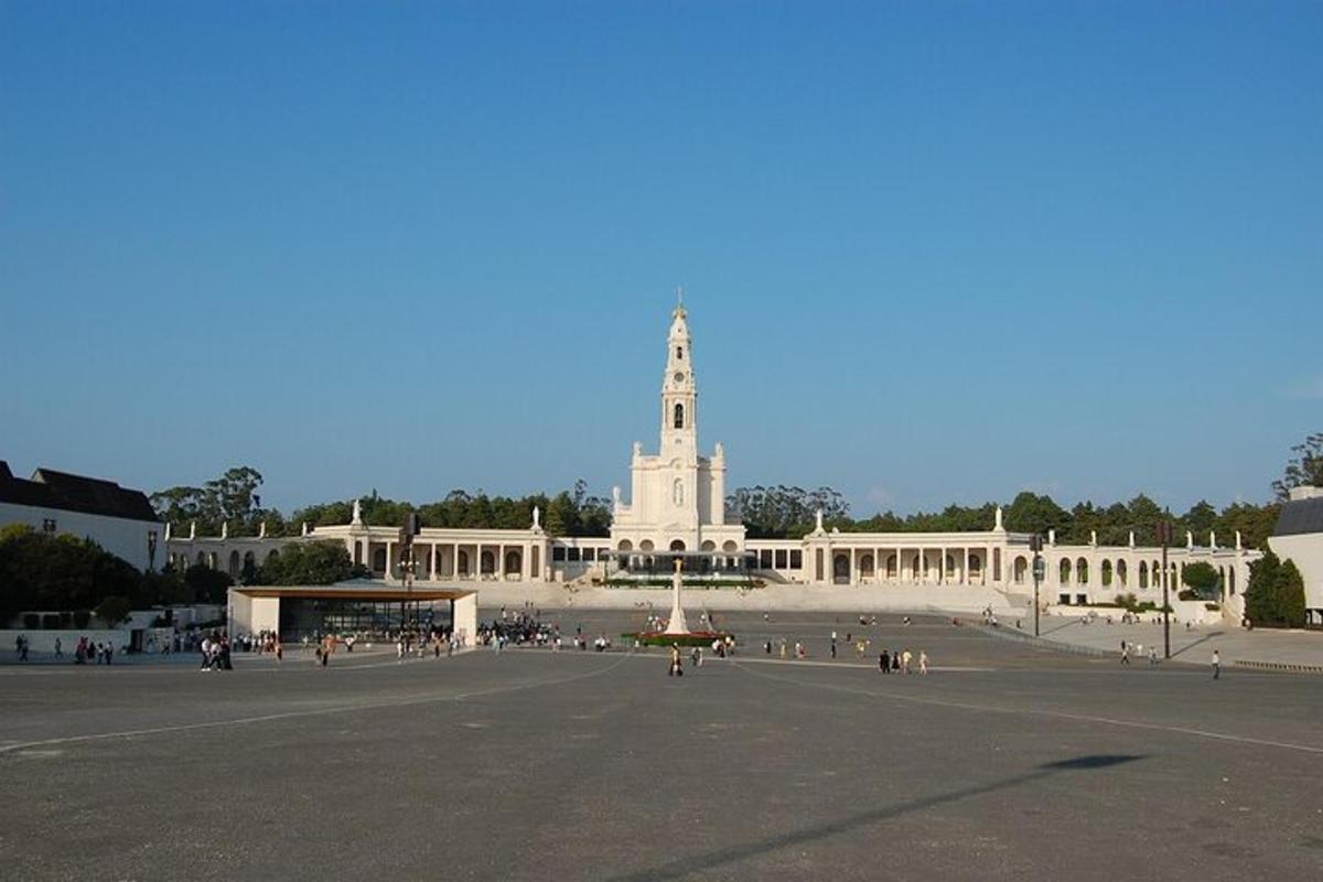 un grande edificio con una torre dell'orologio di fronte