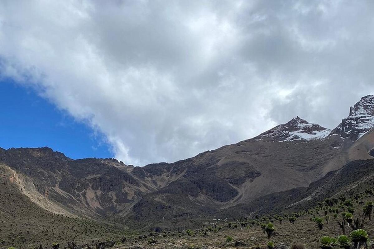 una catena montuosa con la neve in cima