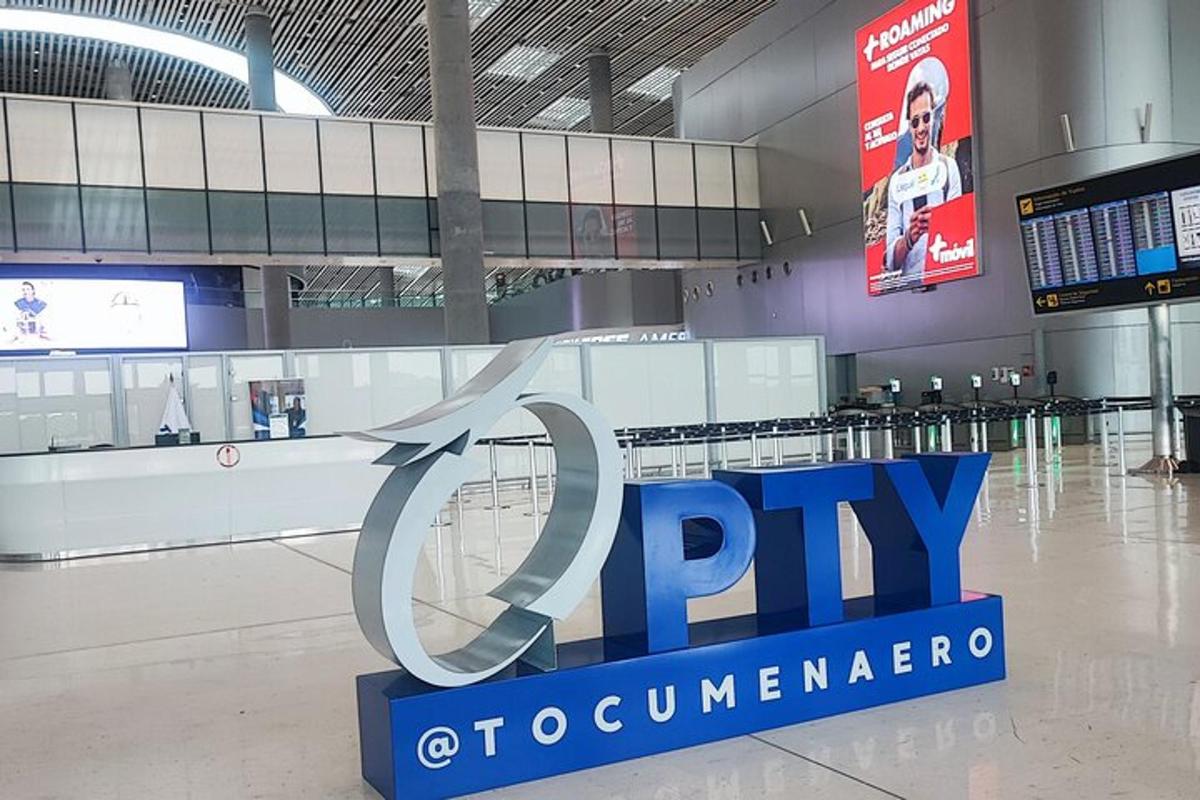 un cartello in un aeroporto con il logo pypoininternational