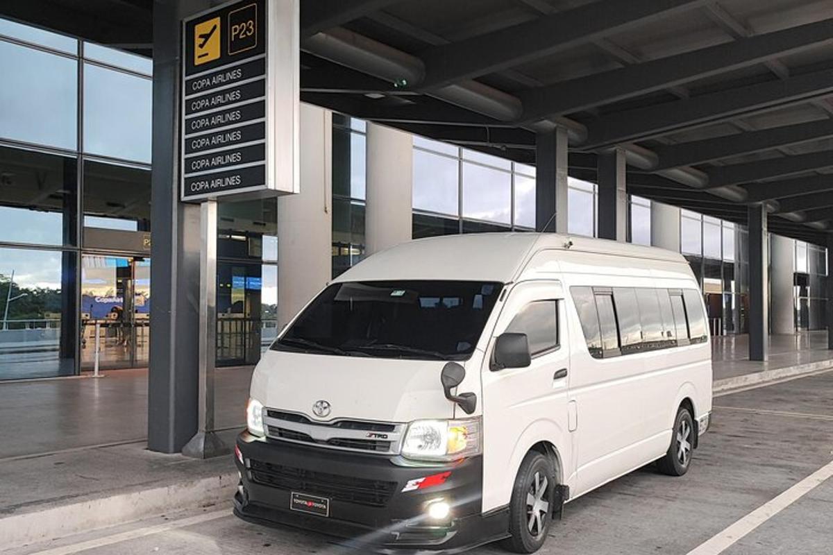 un furgone bianco è parcheggiato in un parcheggio