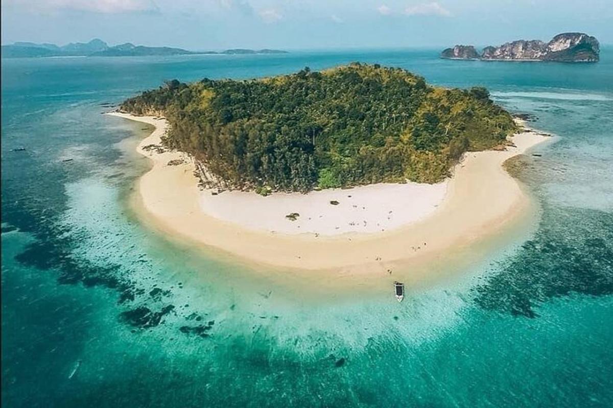 sebuah pulau di lautan dengan pokok-pokok di atasnya
