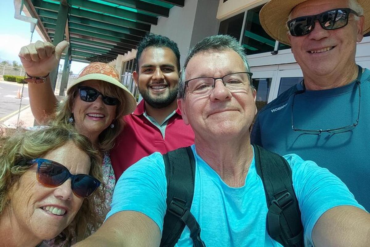 un grup de oameni care pozează pentru o fotografie