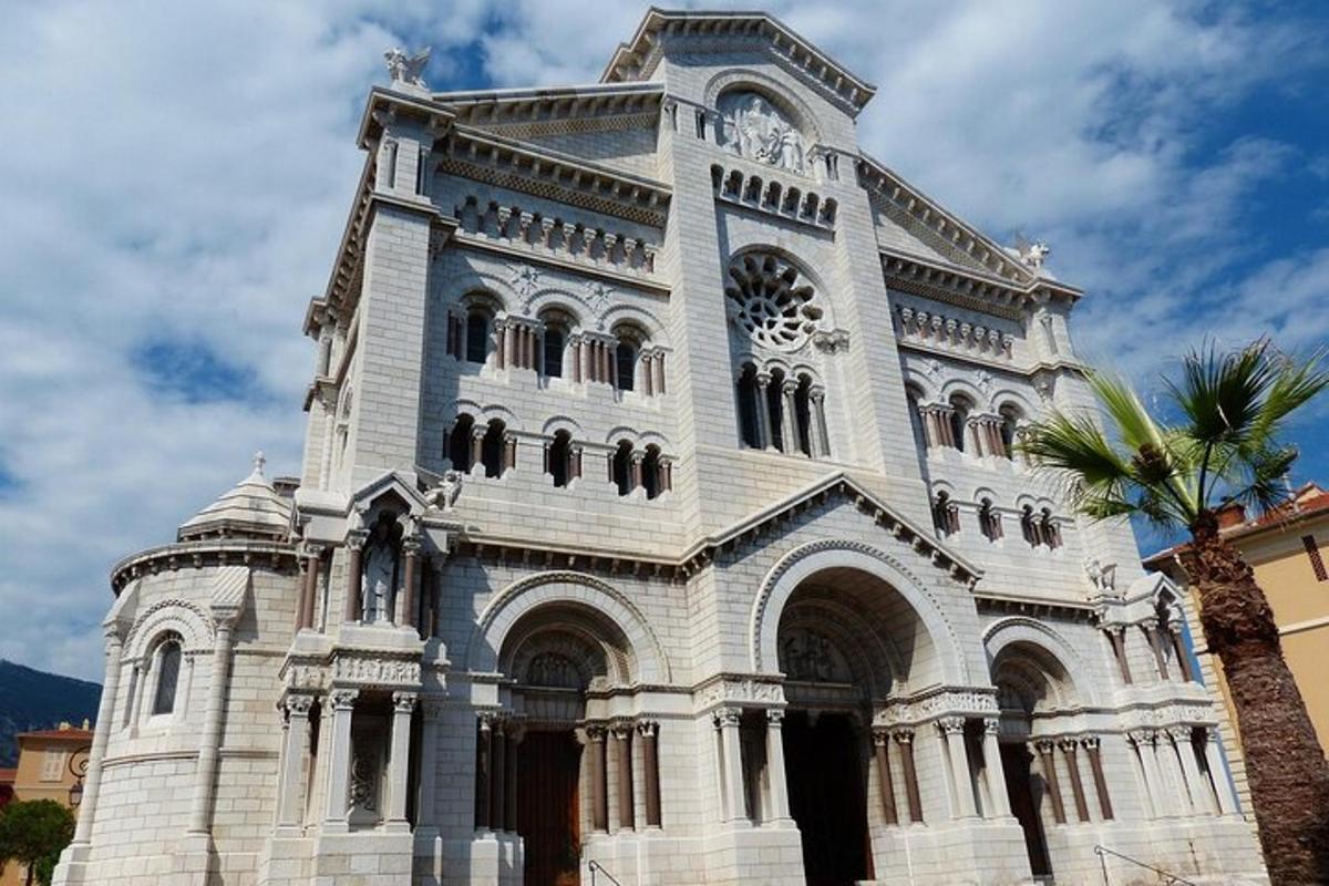 un edificio con una torre con un orologio sopra