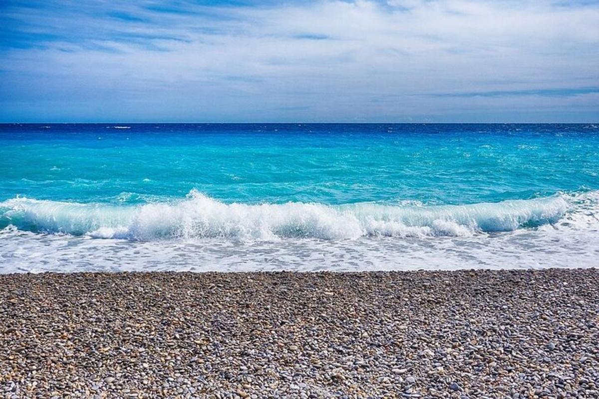un'onda che si infrange su una spiaggia vicino all'oceano
