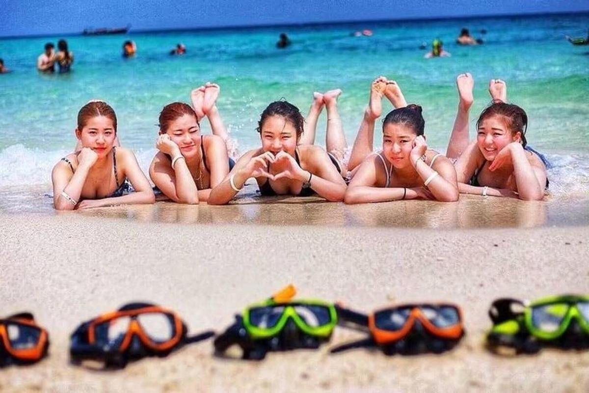 sekumpulan kanak-kanak berbaring di pantai dengan cermin mata mereka