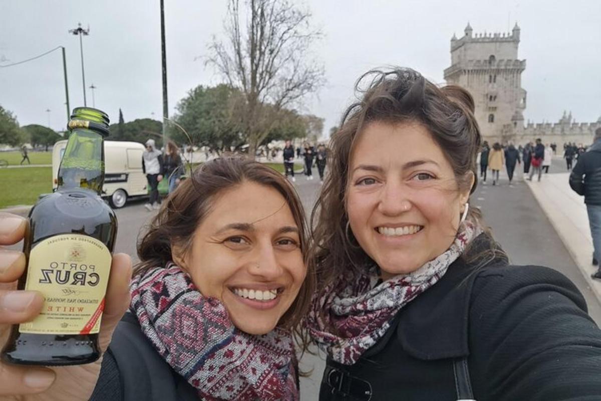 due donne tengono in mano una bottiglia di vino