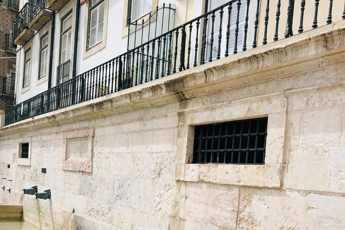 Un edificio con un balcón en la parte superior.