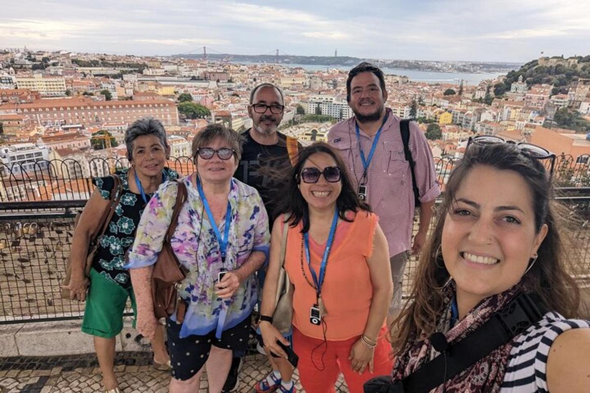 un gruppo di persone in piedi in cima a una città