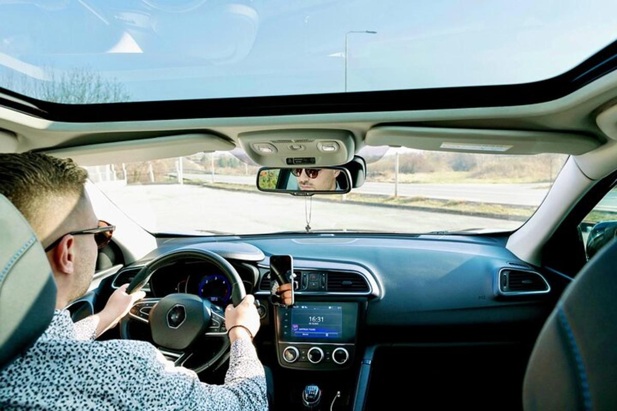 muž řídící auto na silnici