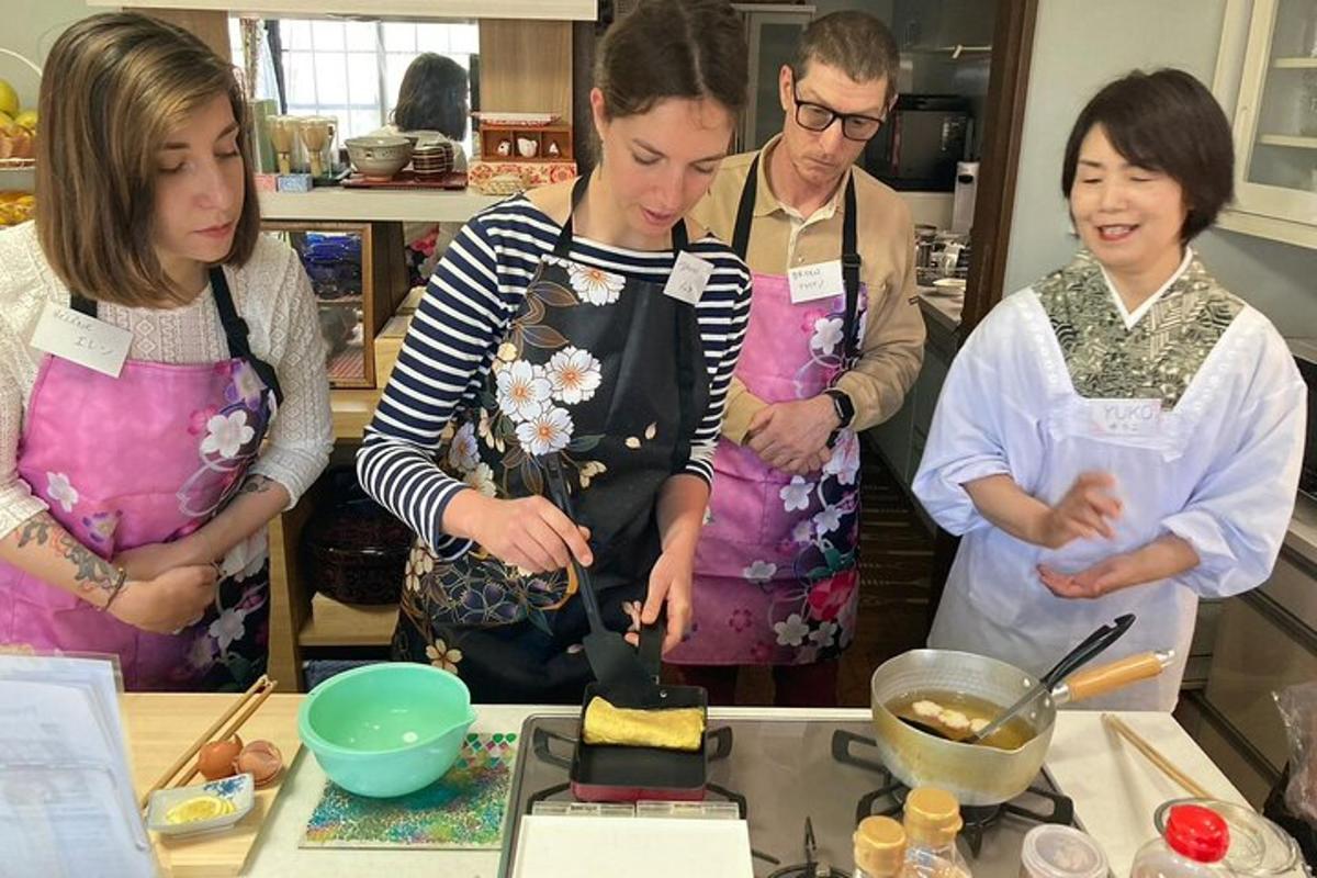 un gruppo di persone in piedi in una cucina che prepara il cibo