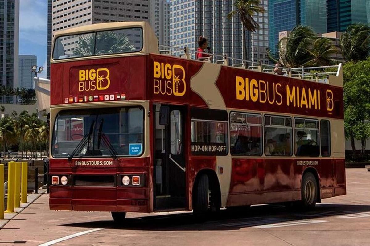 egy piros emeletes busz halad végig az utcán