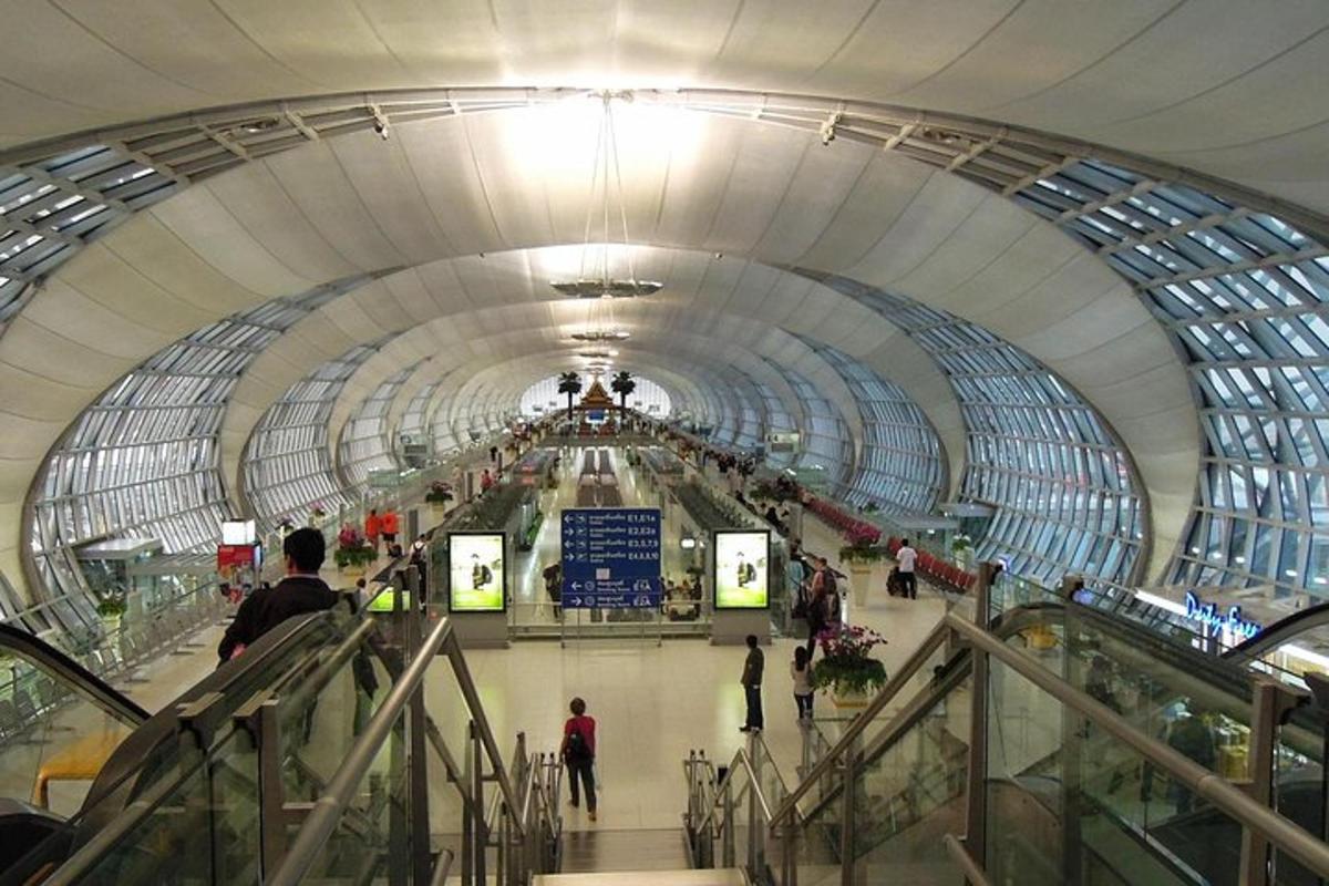 un aeroport mare cu oameni care merg printr-un tunel