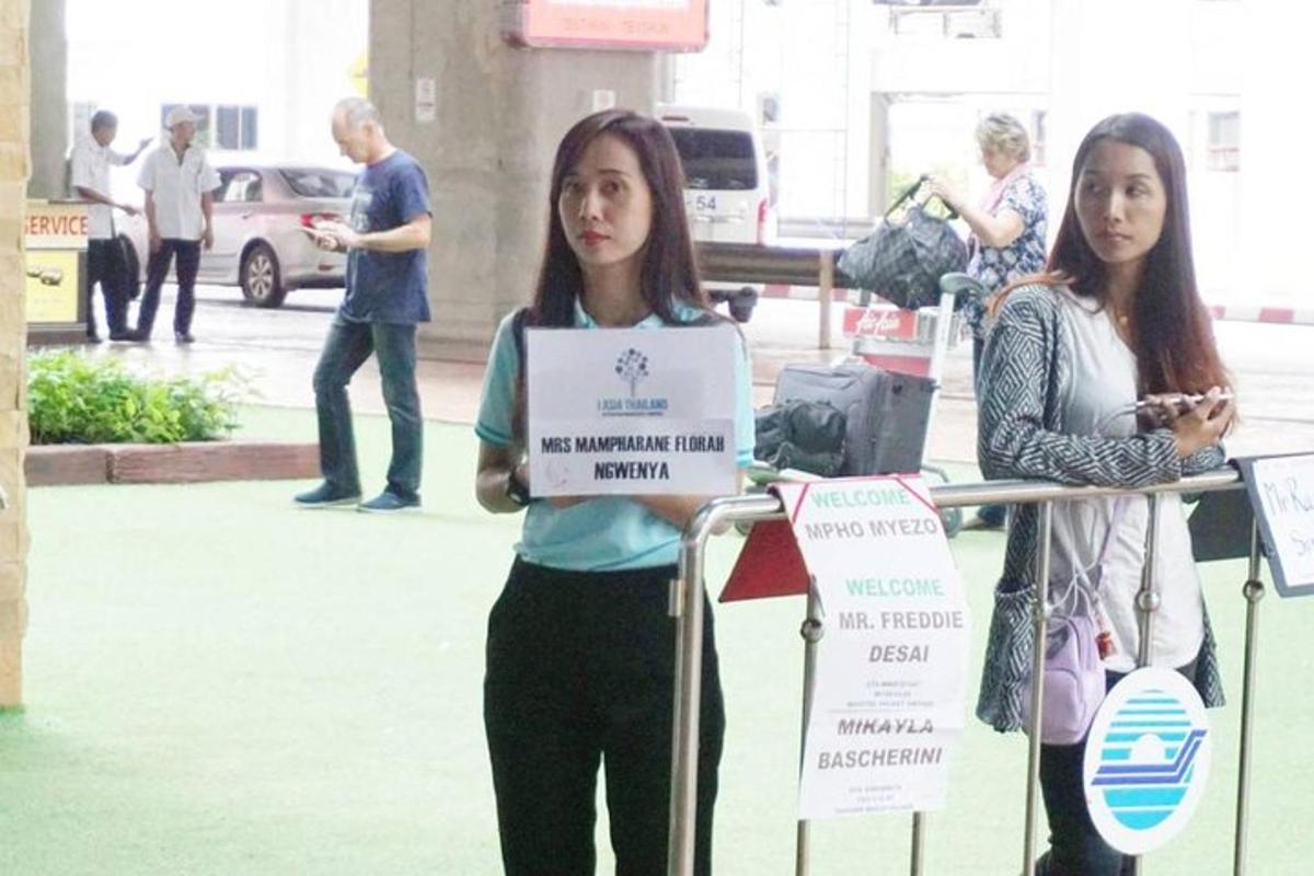 o femeie care ține o pancartă în față