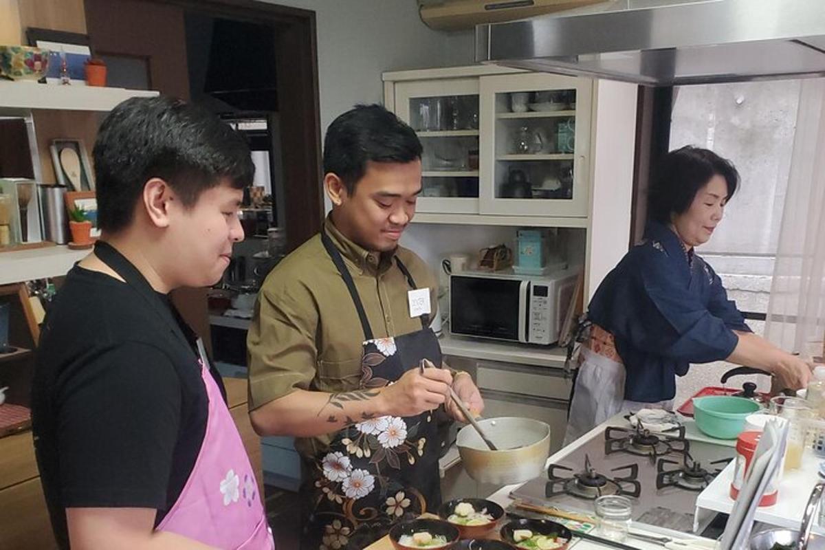 un gruppo di persone in cucina che preparano il cibo
