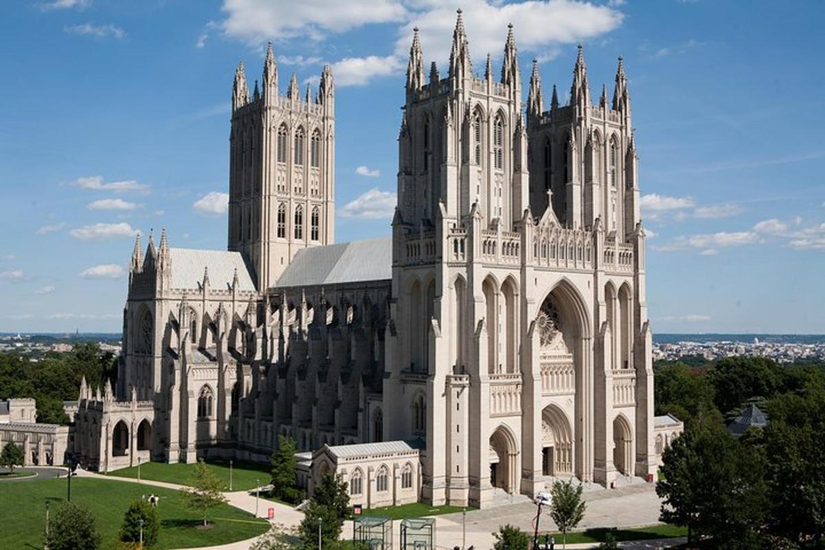 una grande cattedrale con due torri in cima