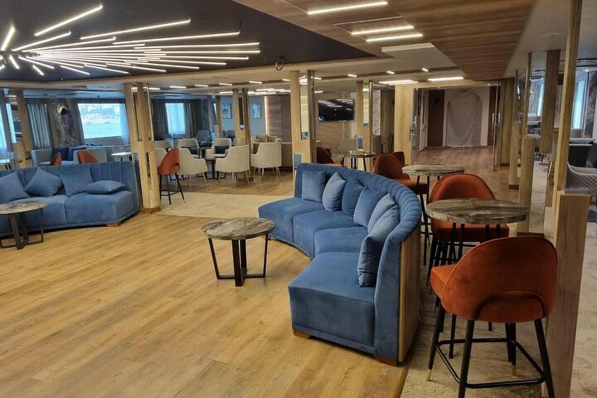 ruang tamu dengan sofa biru serta meja dan kerusi