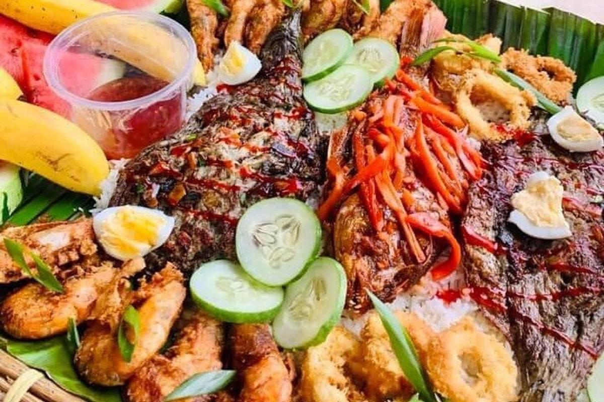 Un plato de comida con carne y verduras encima.