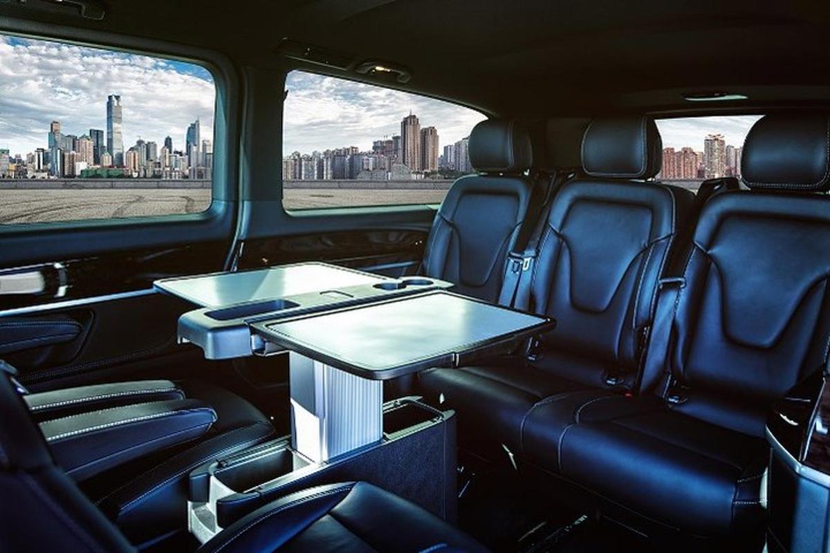 una mesa en la parte trasera de una camioneta