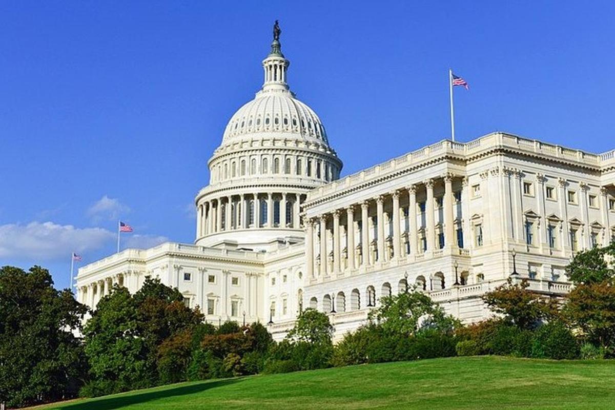 Un gran edificio blanco con el Capitolio de los Estados Unidos.