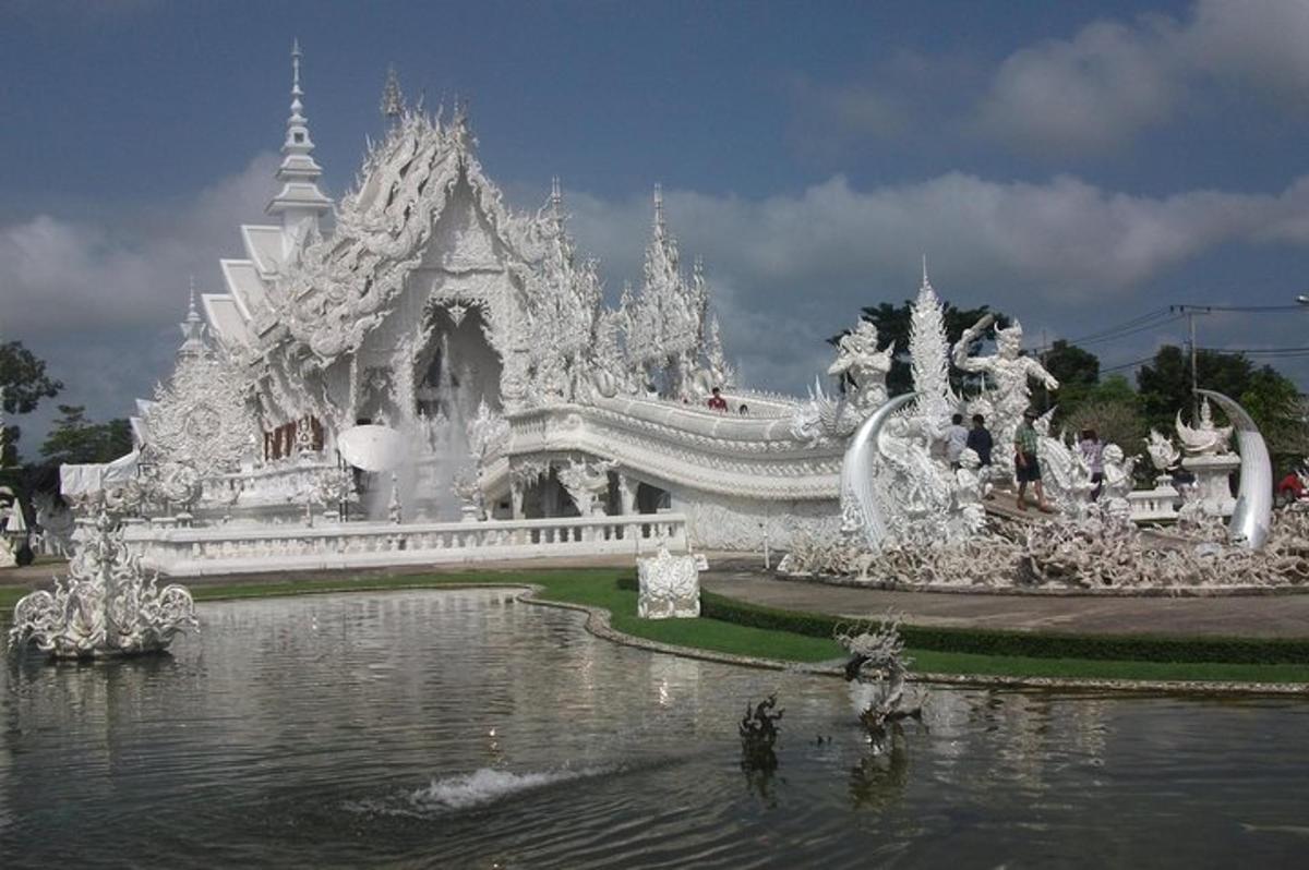un tempio bianco con una fontana nell'acqua