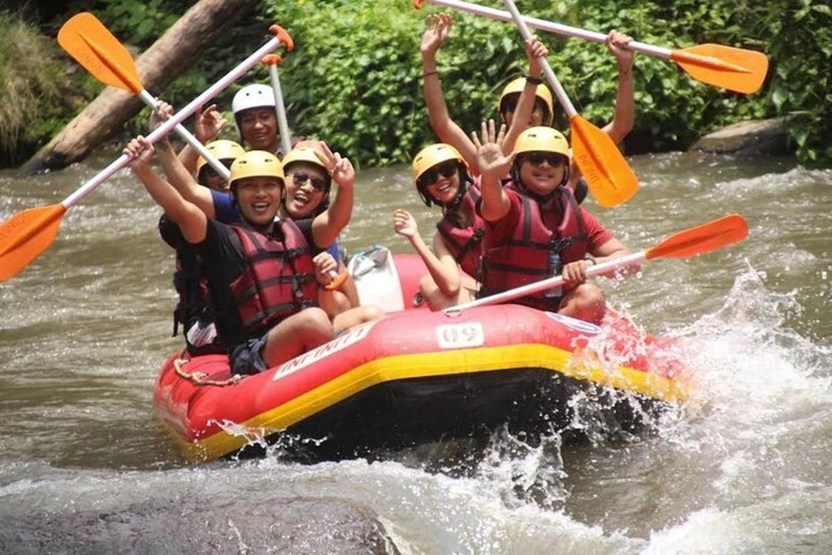 isang grupo ng mga tao sa isang balsa sa tubig