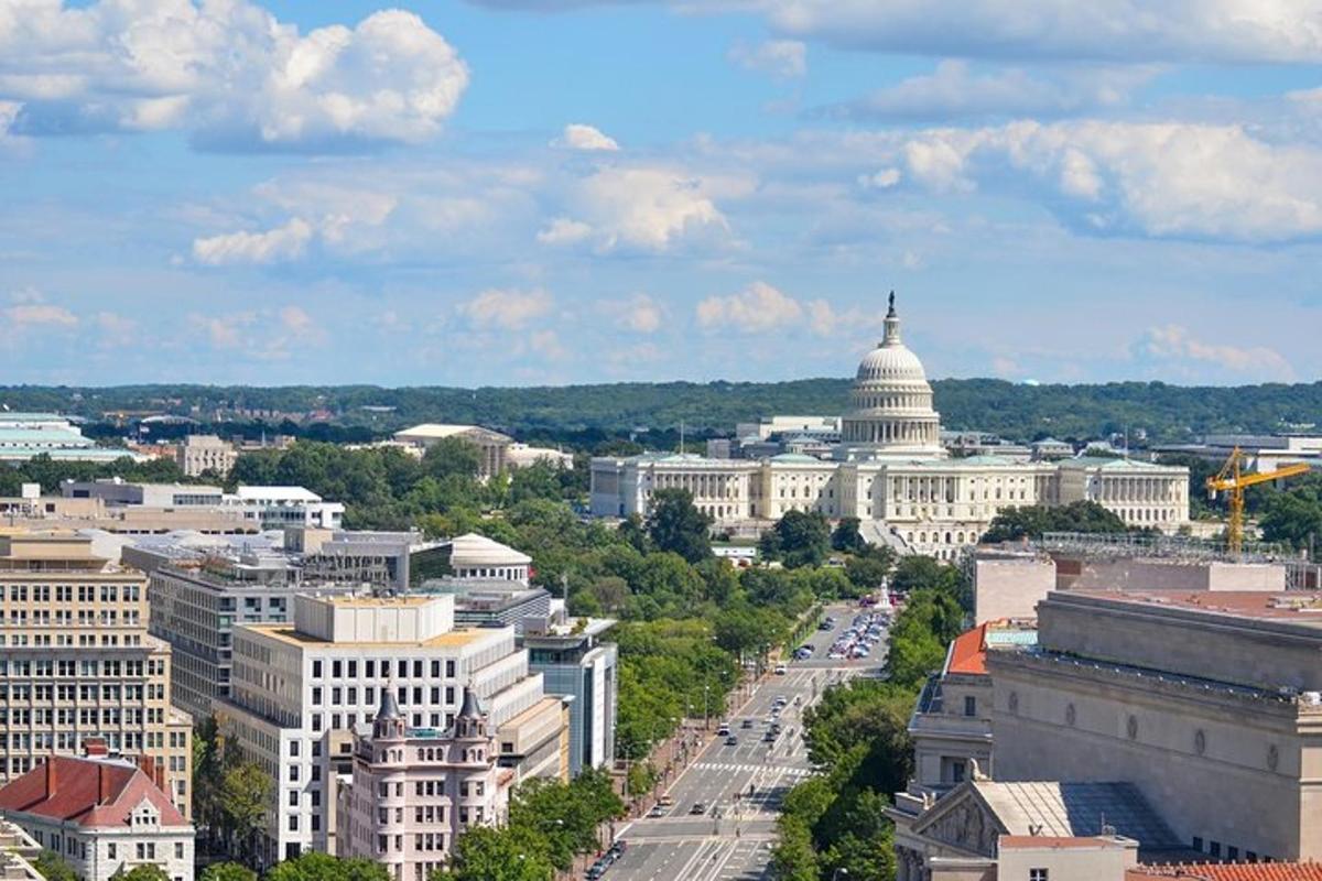 Una vista de una ciudad con el edificio del Capitolio.