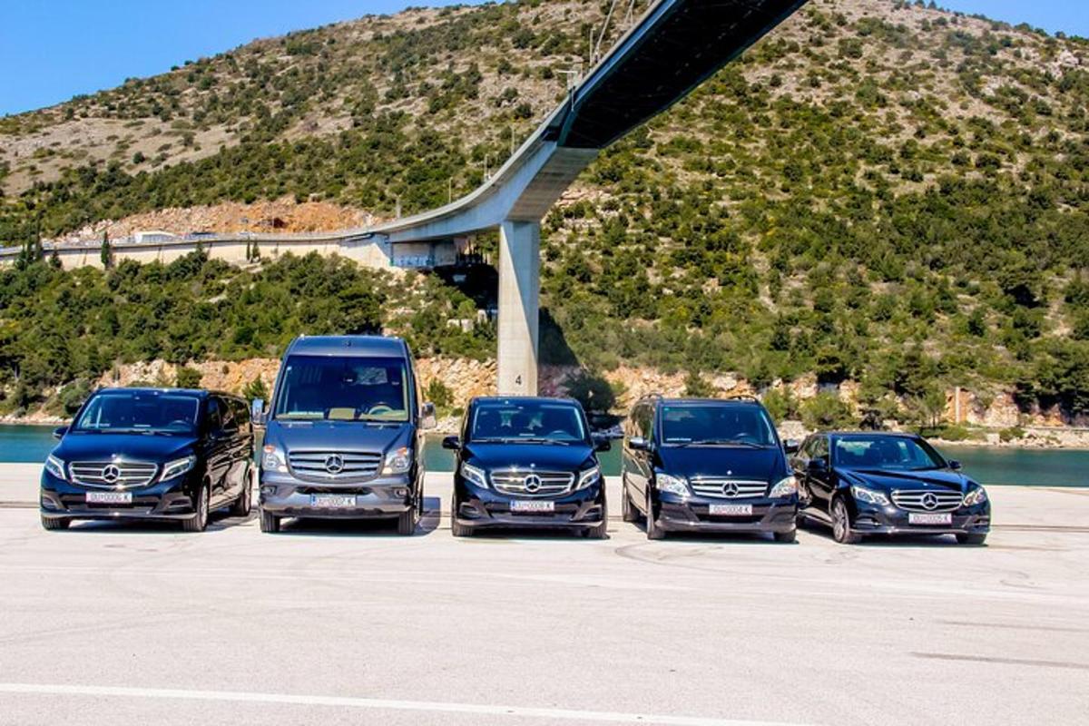 Un grupo de cuatro camiones estacionados en un estacionamiento.