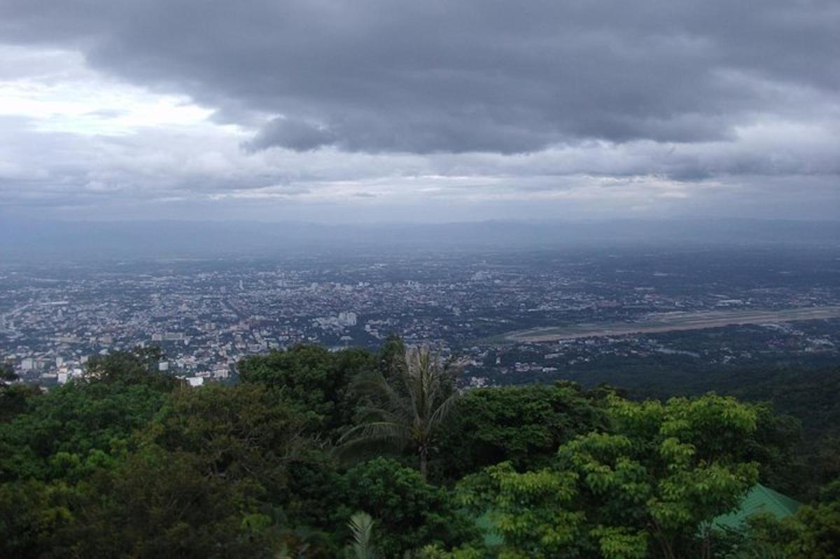 una vista di una città dalla cima di una collina