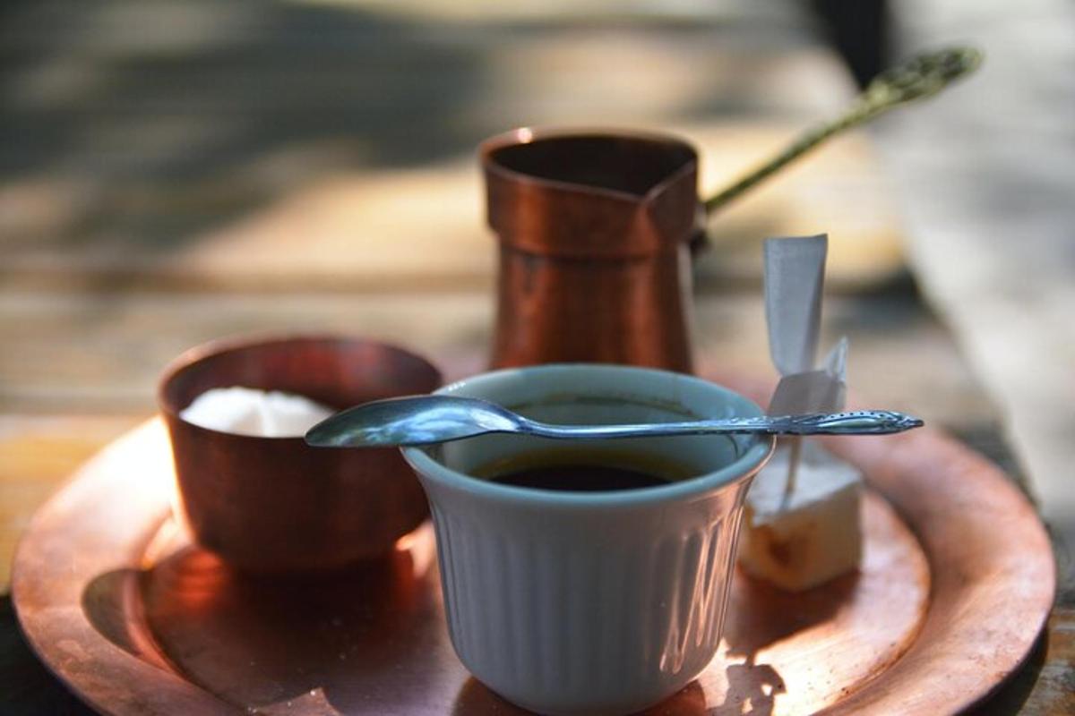 en kopp kaffe på et trebrett med en skje