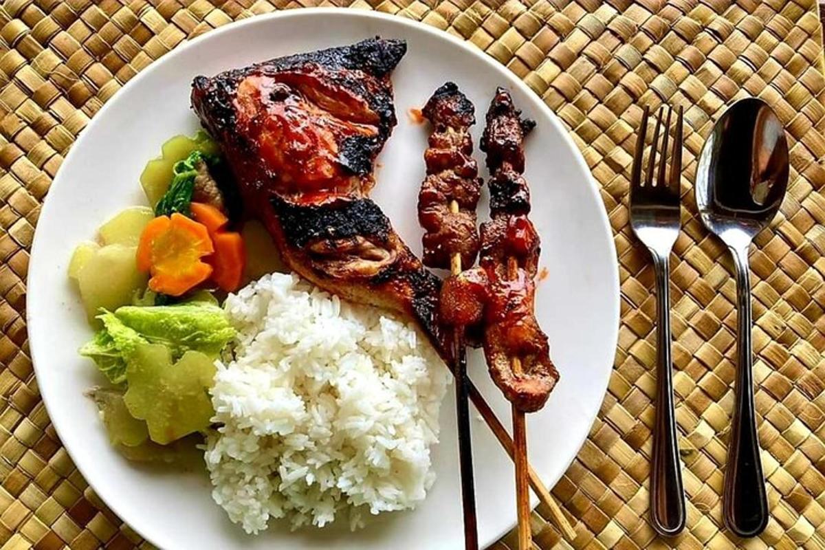 un piatto di cibo con riso, carne e verdure