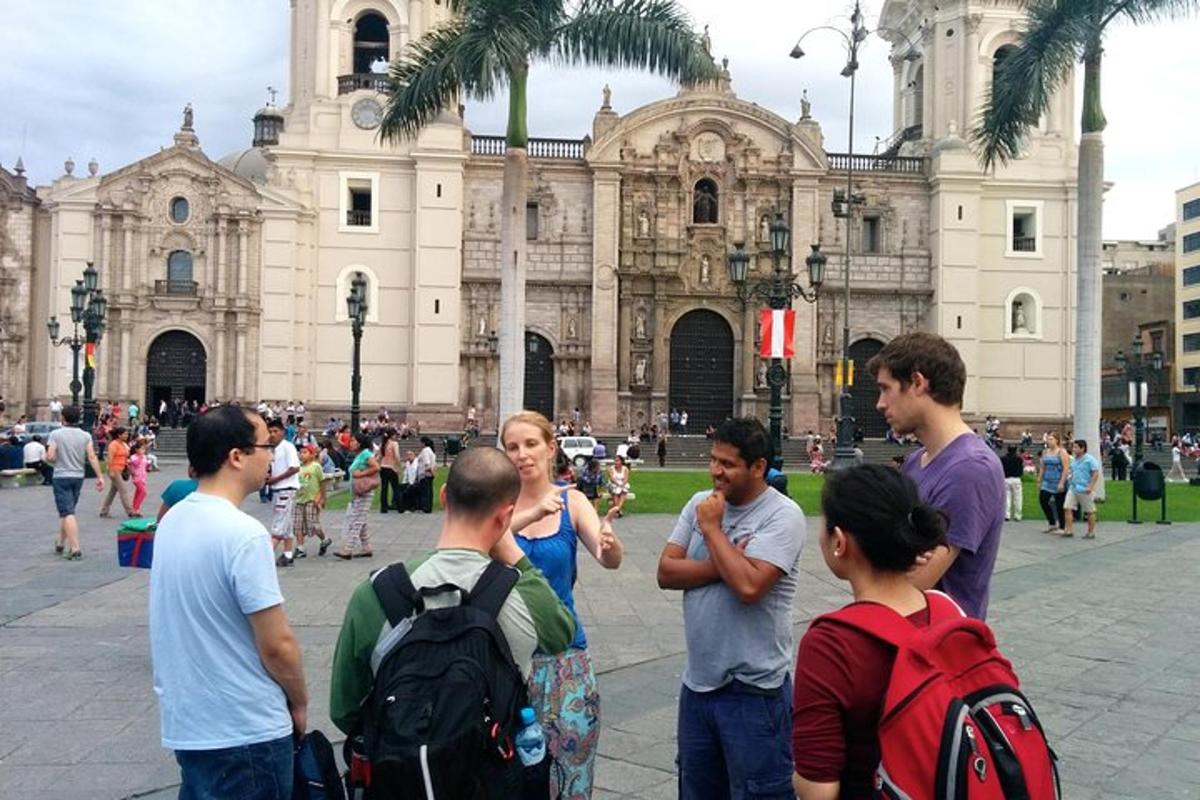 un grup de persones dempeus davant d'un edifici