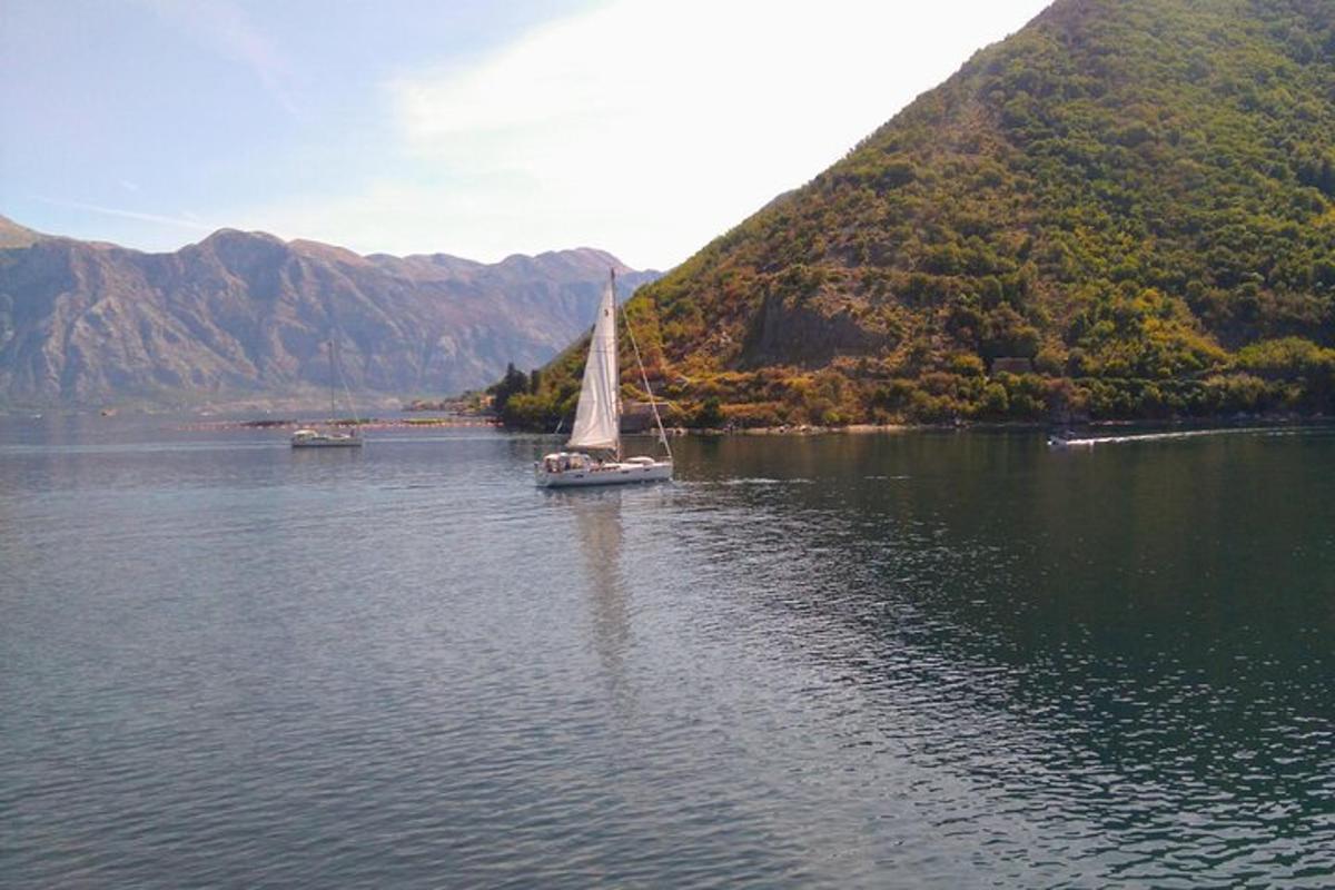 bot layar di tasik dengan gunung
