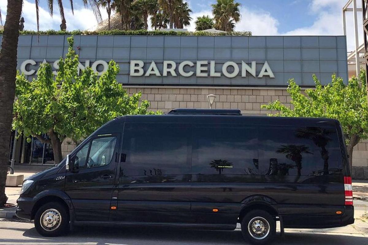 Černá dodávka zaparkovaná před budovou v Barceloně