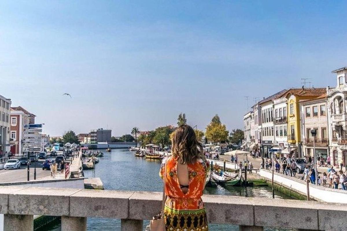 žena stojící na mostě a dívající se na řeku