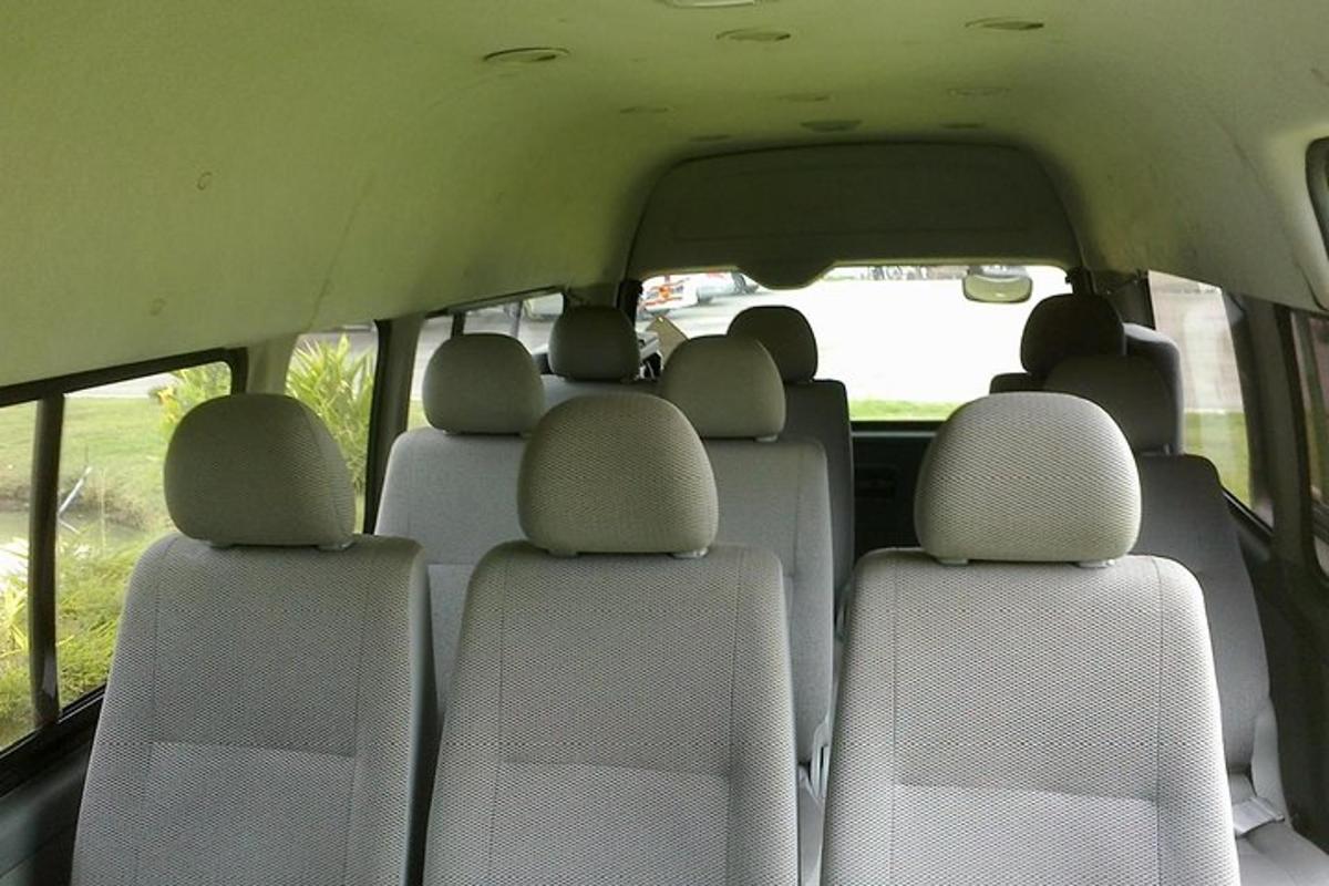 eine Reihe leerer Sitze in einem Auto