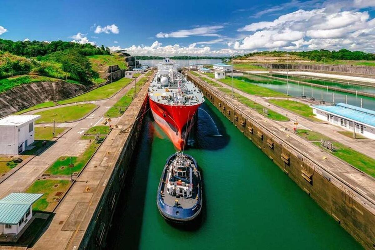 două bărci sunt acostate în apă, într-un canal