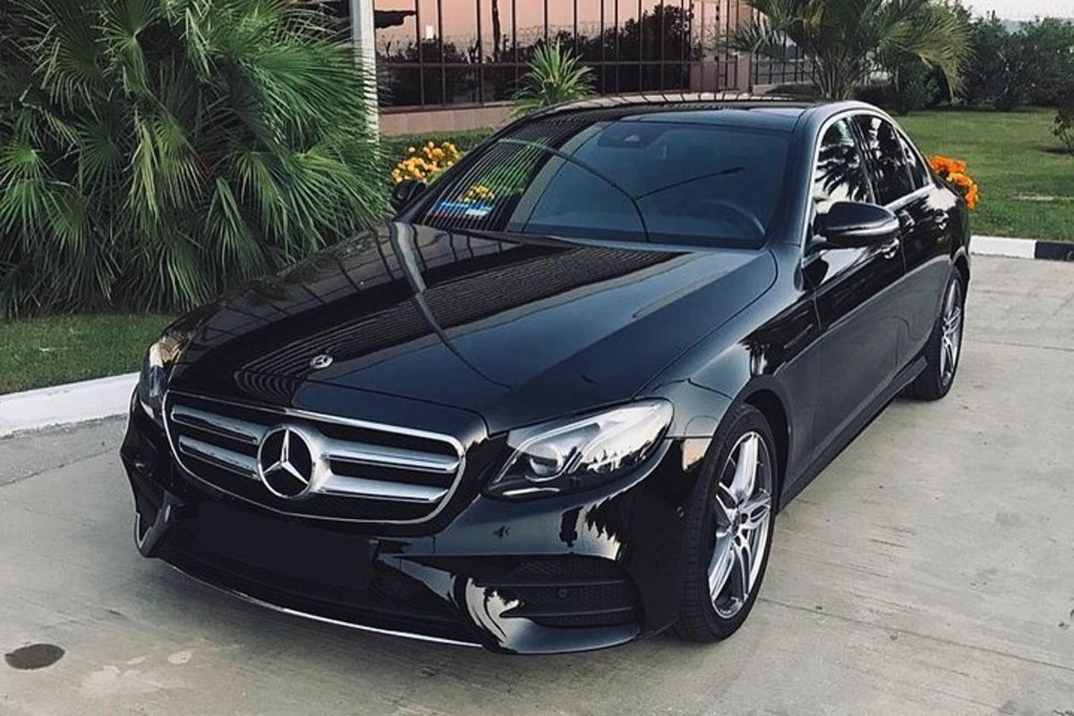 must Mercedes-Benzi auto pargitud sissesõiduteele