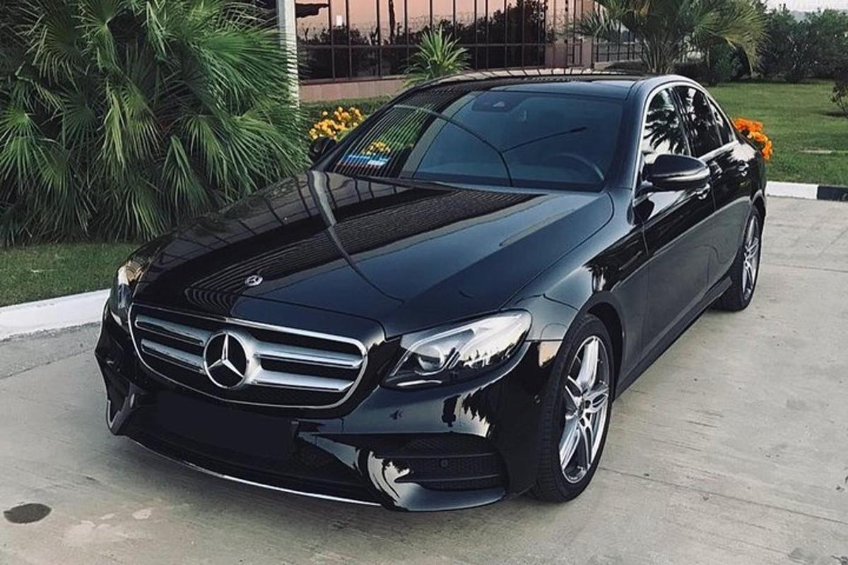 Svartur Mercedes Benz bíll lagður í innkeyrslunni