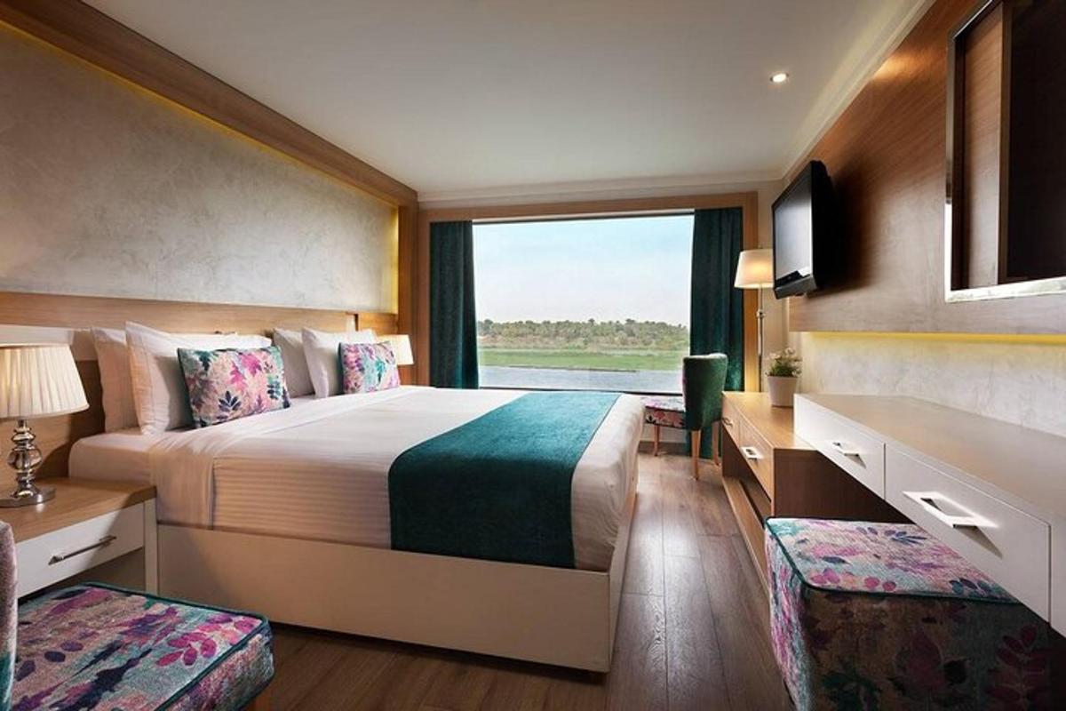 kamar tidur dengan tempat tidur besar dengan jendela besar