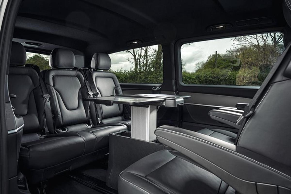 una mesa en el asiento trasero de una camioneta