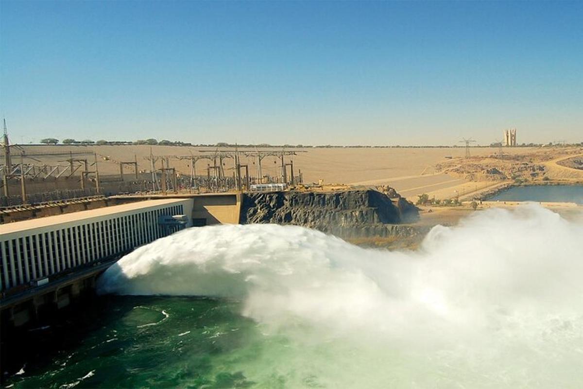 водяна гребля з великою купою води