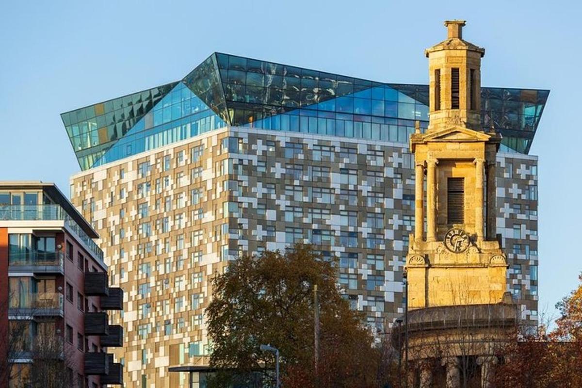 Un edificio alto con una torre de reloj en frente.