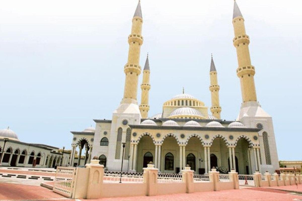 egy épület, amelyben egy mecset és két minaret található